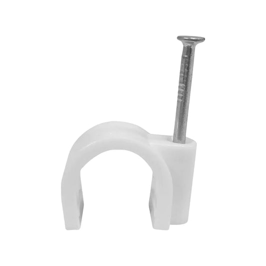 Fabricada en polipropileno.,Resistentes a la luz ultravioleta, al impacto y a la flexión.,Propiedades físicas y mecánicas inalterables ante los cambios de temperatura.,Redondas para cable coaxial o telefónico.,Con clavo de fijación.,Paquete de 100 piezas.