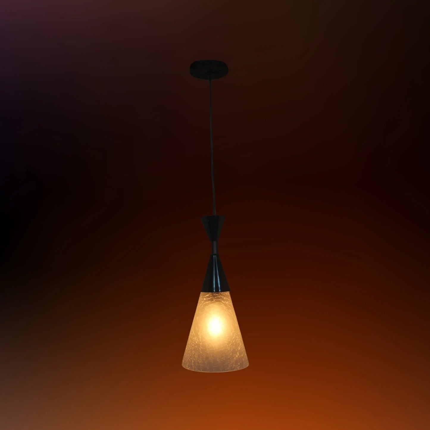 Candil colgante con pantalla de vidrio cónico texturizado, base negra y luz cálida para interior.