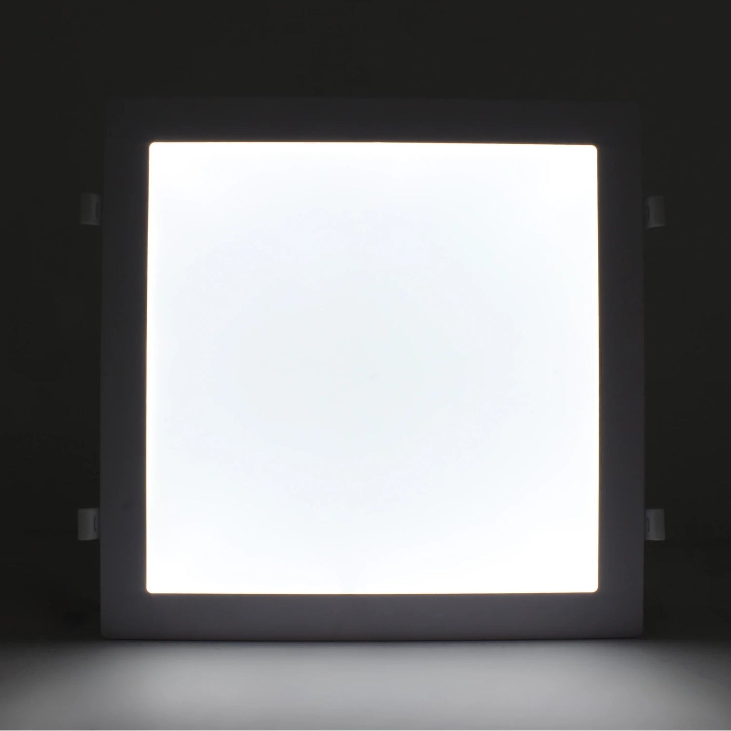 Lámpara panel LED cuadrada blanca encendida, para iluminación empotrable o de superficie