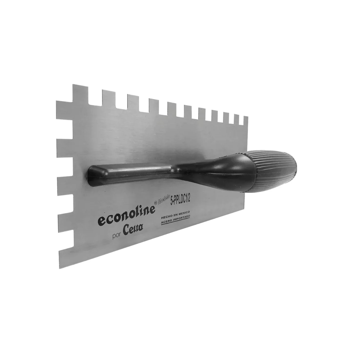 Hoja pulida y barnizada.,Mango plástico de alto impacto.,Bordes troquelados en forma Cuadrada.,Unida por 5 pernos al mango.,Medida: 5"x11" (127 mm x 280 mm).,Dientes: 1/2"x1/2"