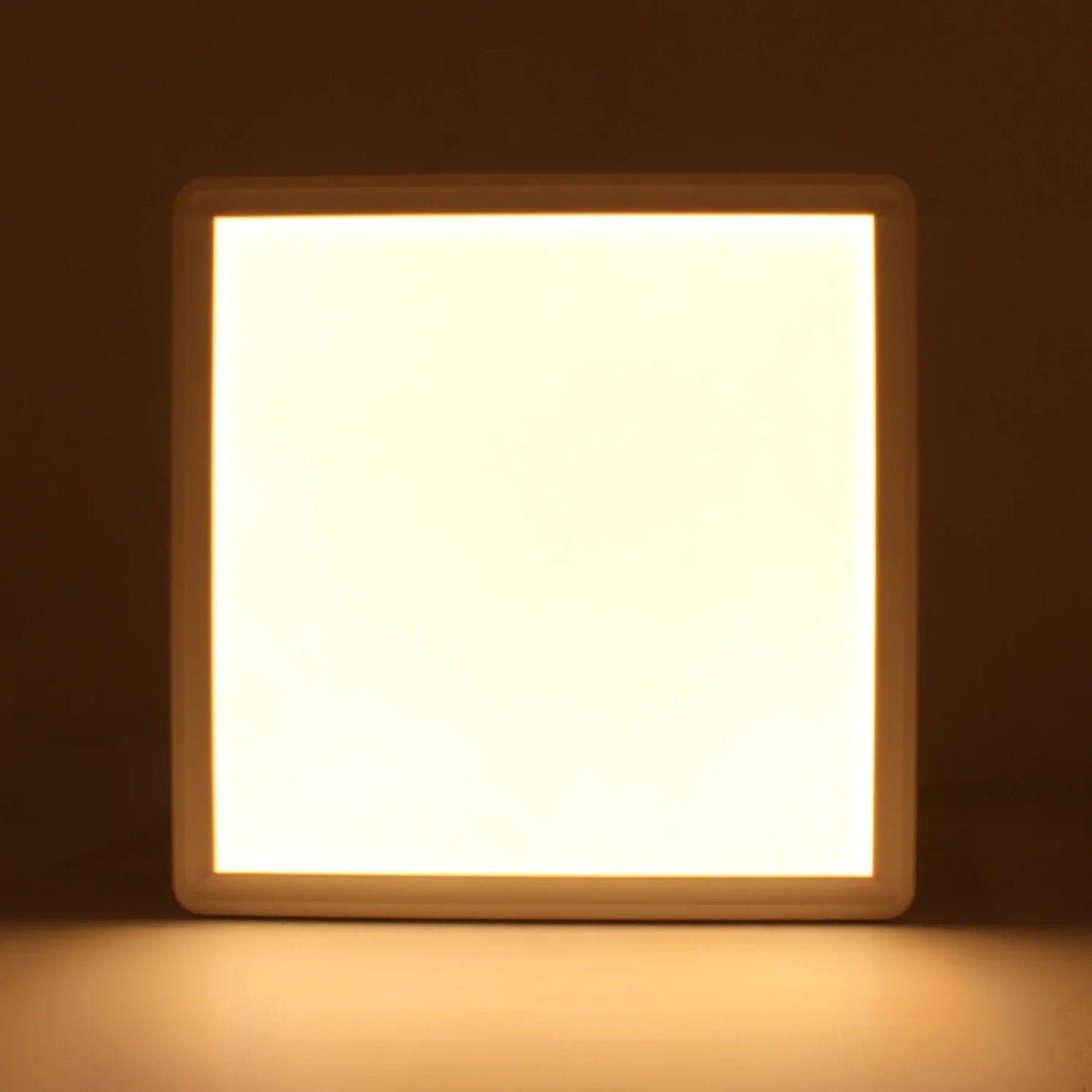 Lámpara panel LED cuadrada de sobreponer, 18W, marco blanco, emite luz cálida ajustable a 3 tonos