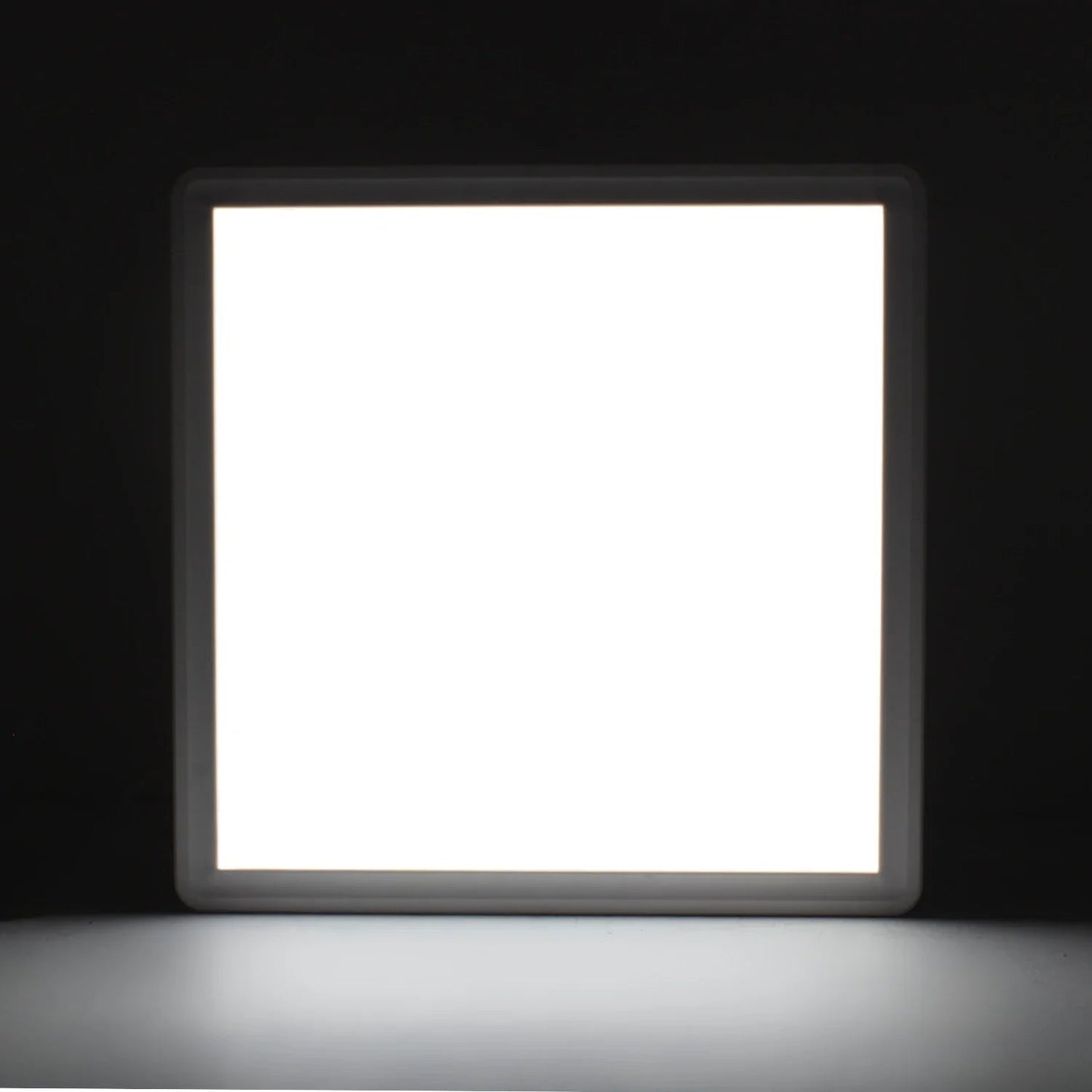 Lámpara panel LED cuadrada con luz blanca brillante, marco gris claro, ideal para instalación de sobreponer.