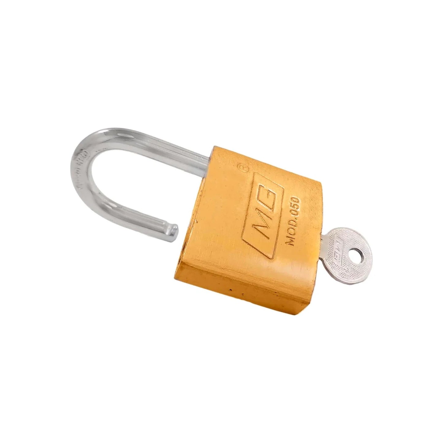 Candado dorado 50 mm con gancho corto abierto, llave insertada y marca MG visible