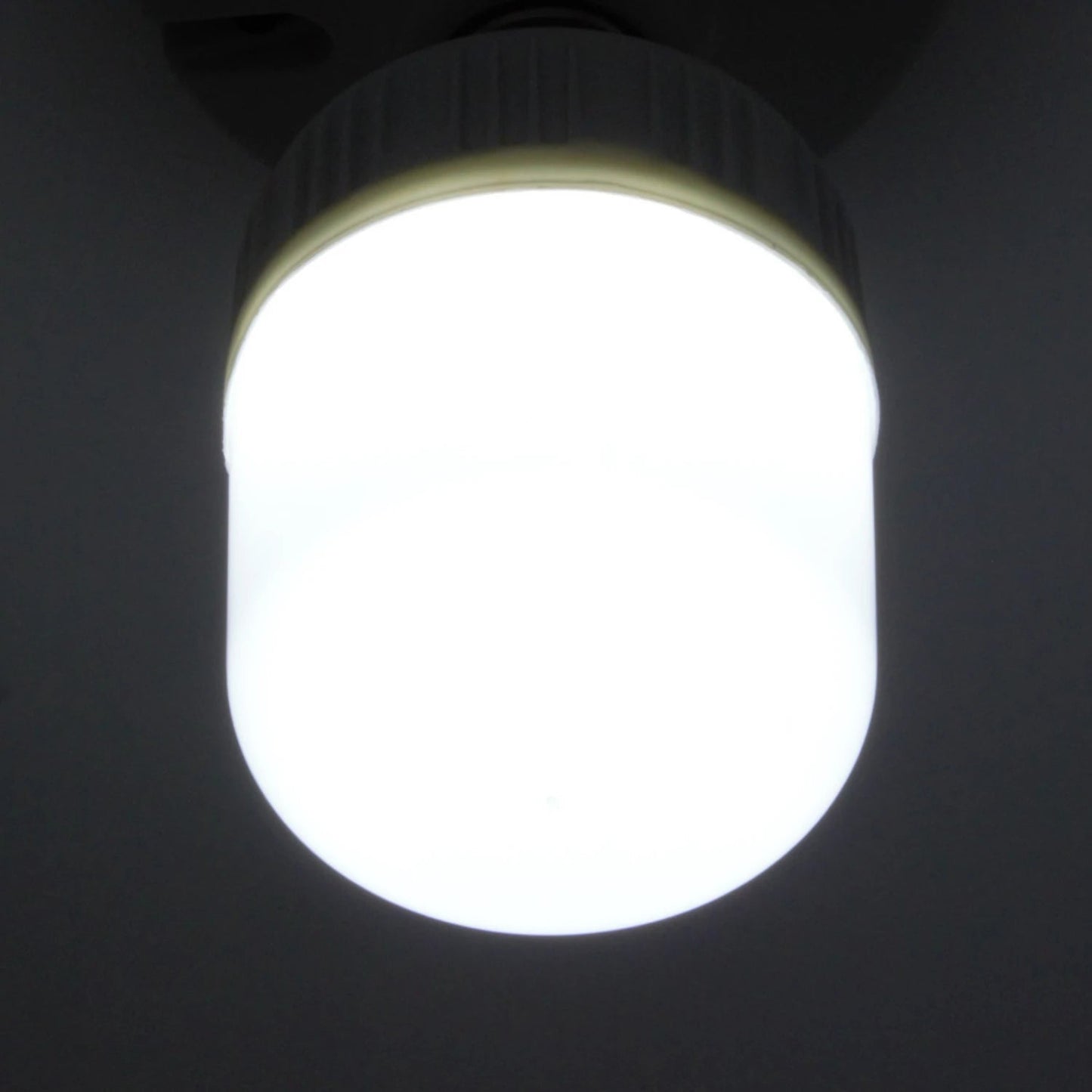 Foco LED 20W luz blanca fría, alta luminosidad, para iluminación interior.