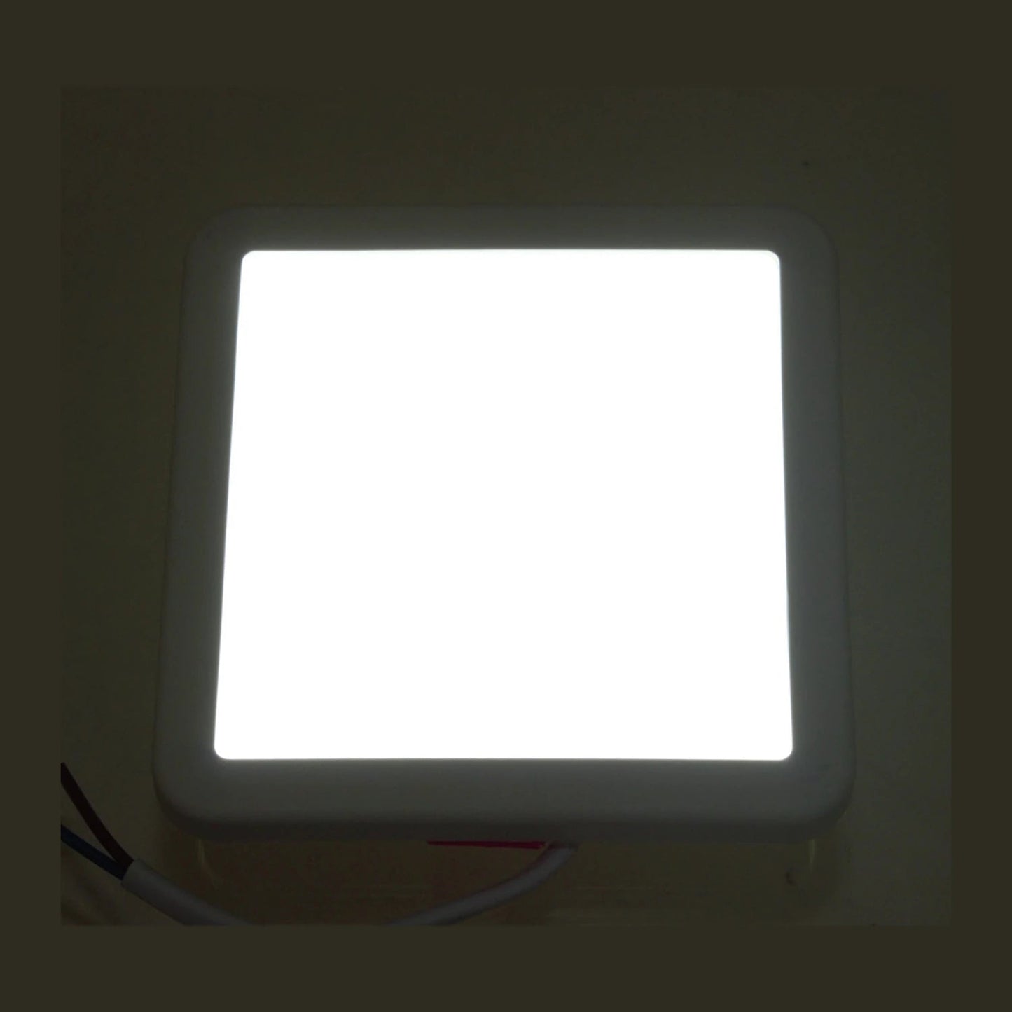 Lámpara panel LED cuadrada blanca de 6W con luz brillante; ideal para iluminación empotrable moderna