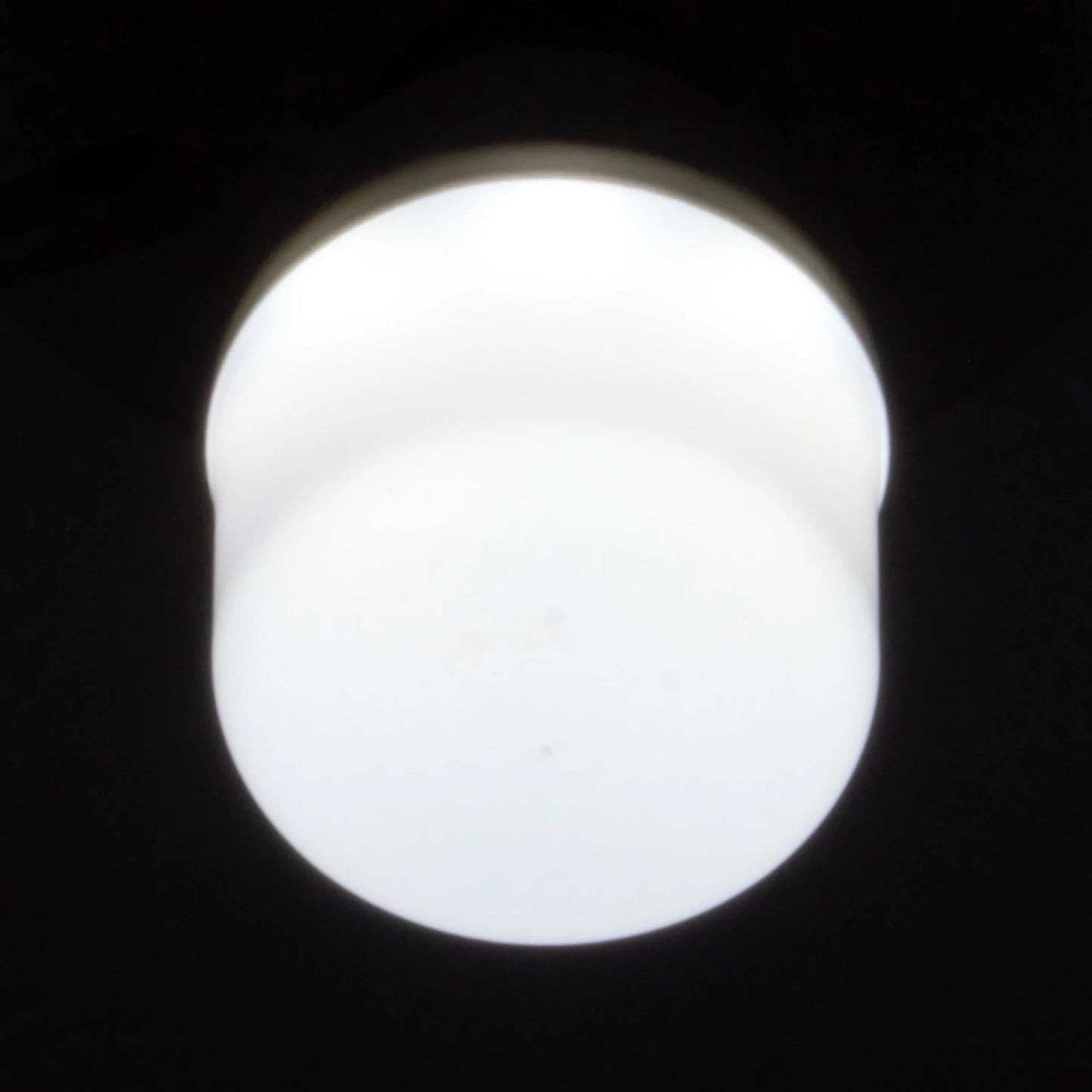 Foco LED blanco encendido, emitiendo luz brillante para iluminación interior