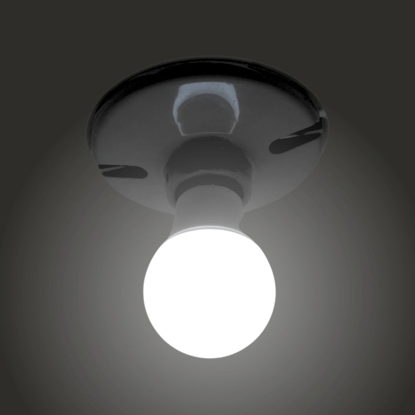 Foco LED blanco encendido, base de techo oscura, luz brillante blanca fría para iluminación