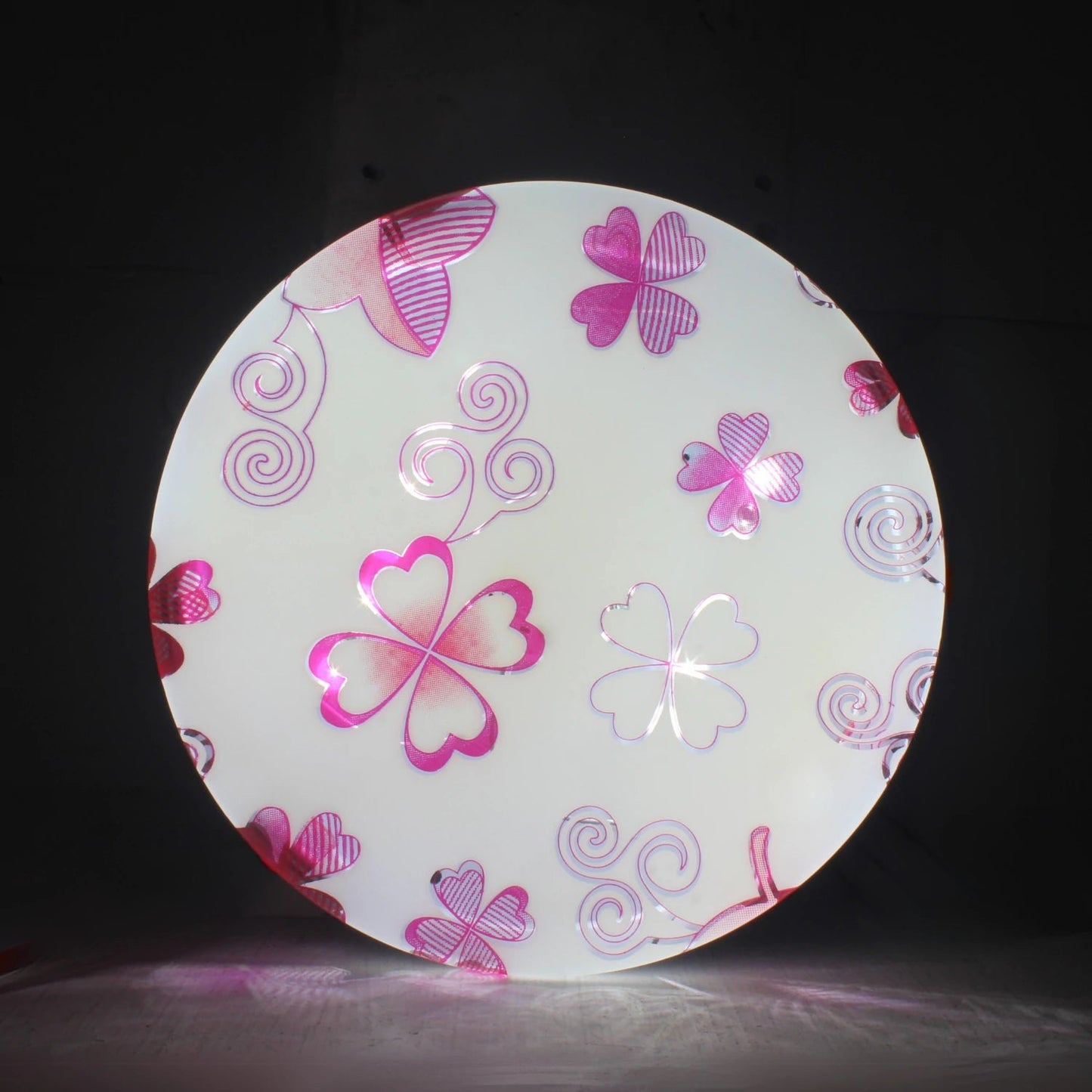 Lámpara redonda de sobreponer para techo con diseño de tréboles rosas brillantes y espirales.