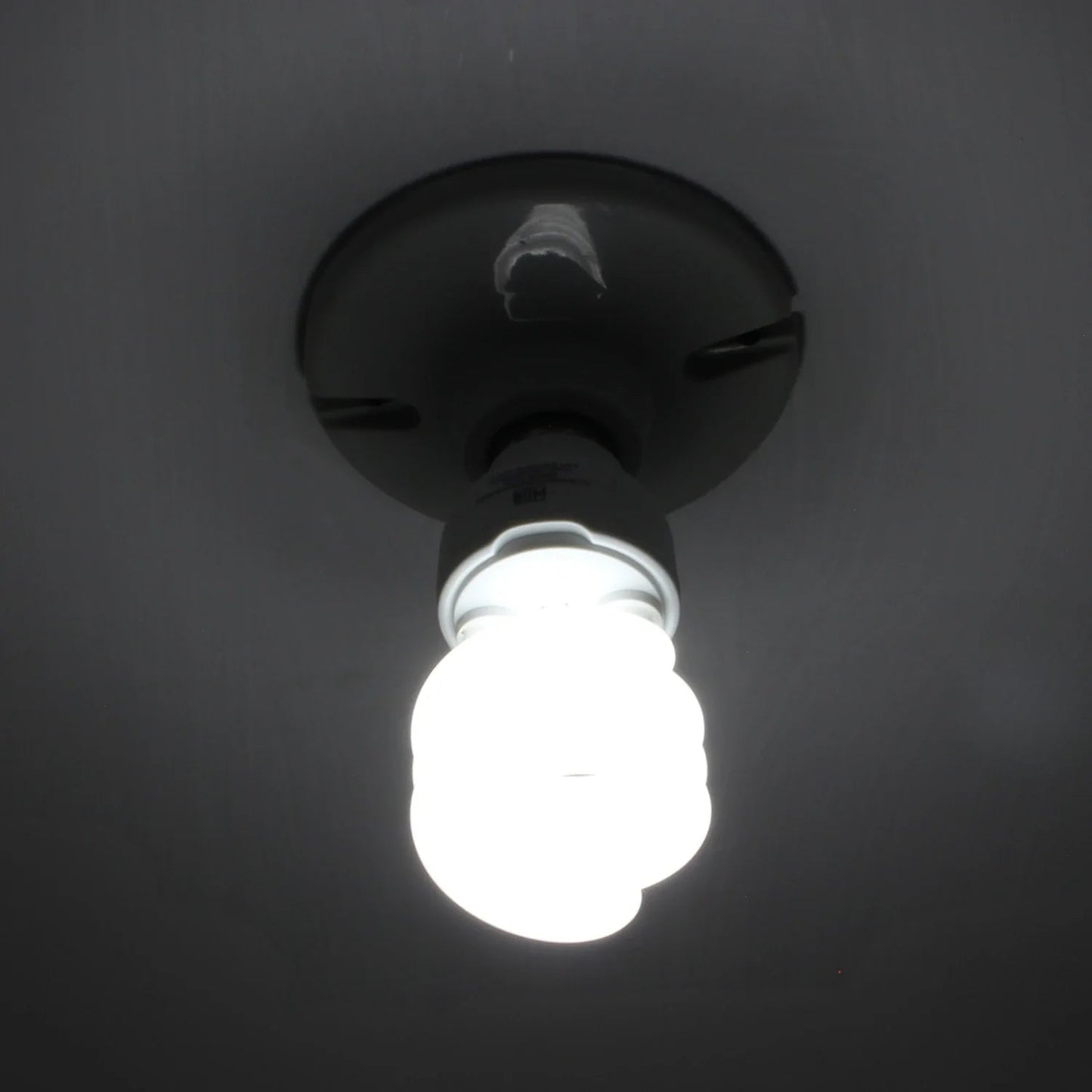 Lámpara espiral LED de luz fría encendida en plafón de techo, para iluminación interior brillante.