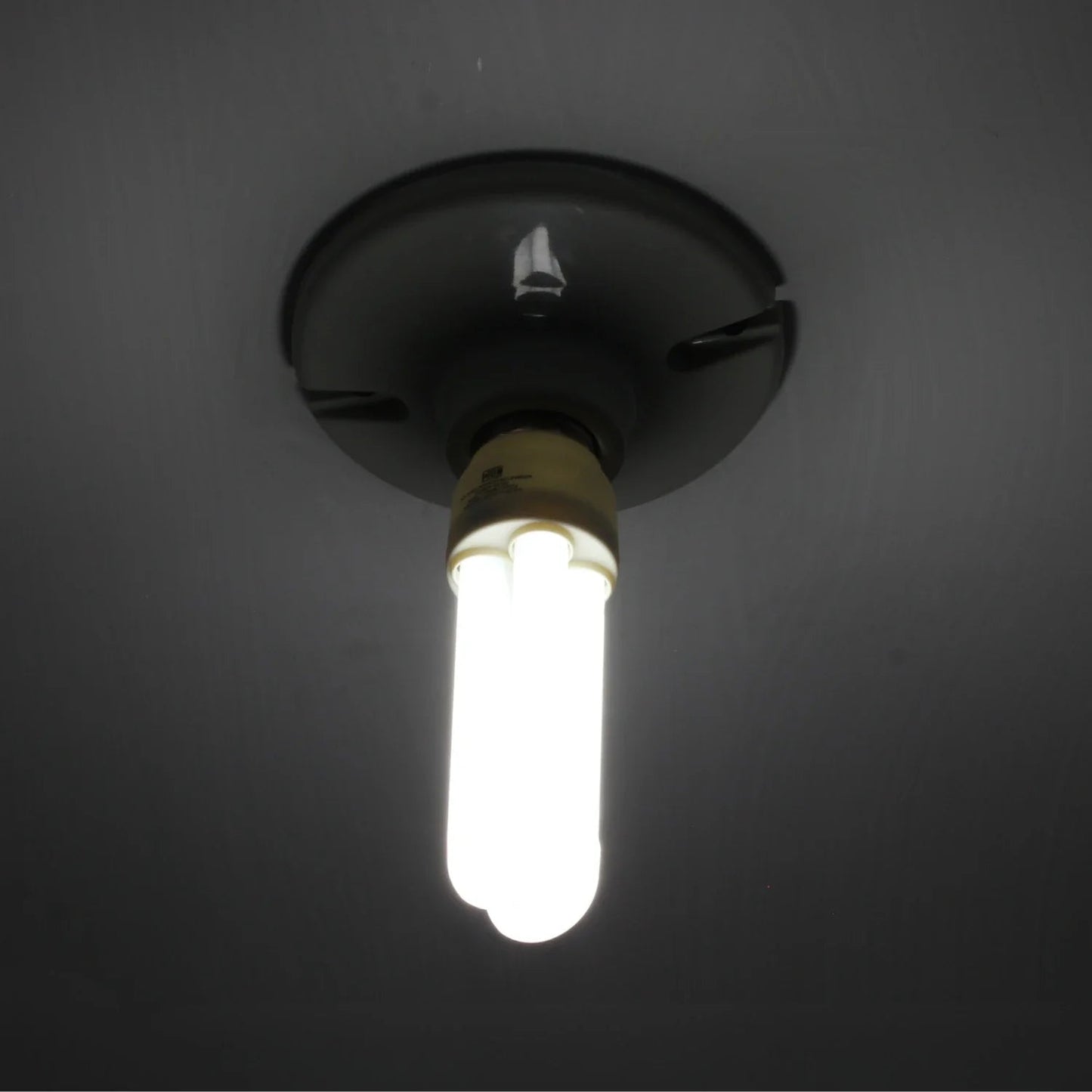 Foco LED tipo U luz fría encendido, ideal para iluminación de techo interior. Bombilla eficiente.