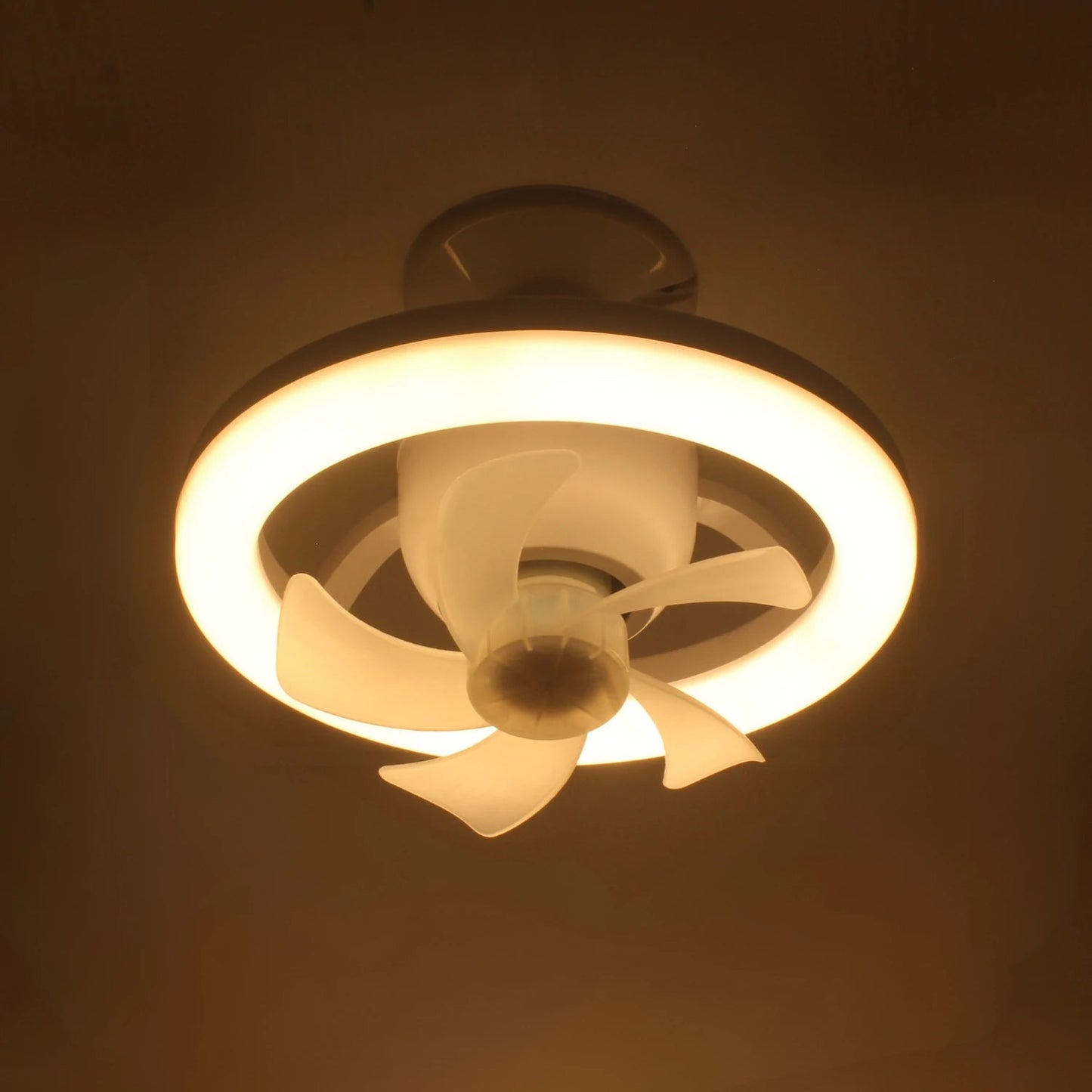Lámpara de techo LED redonda con ventilador integrado, luz cálida y aspas blancas para hogar moderno