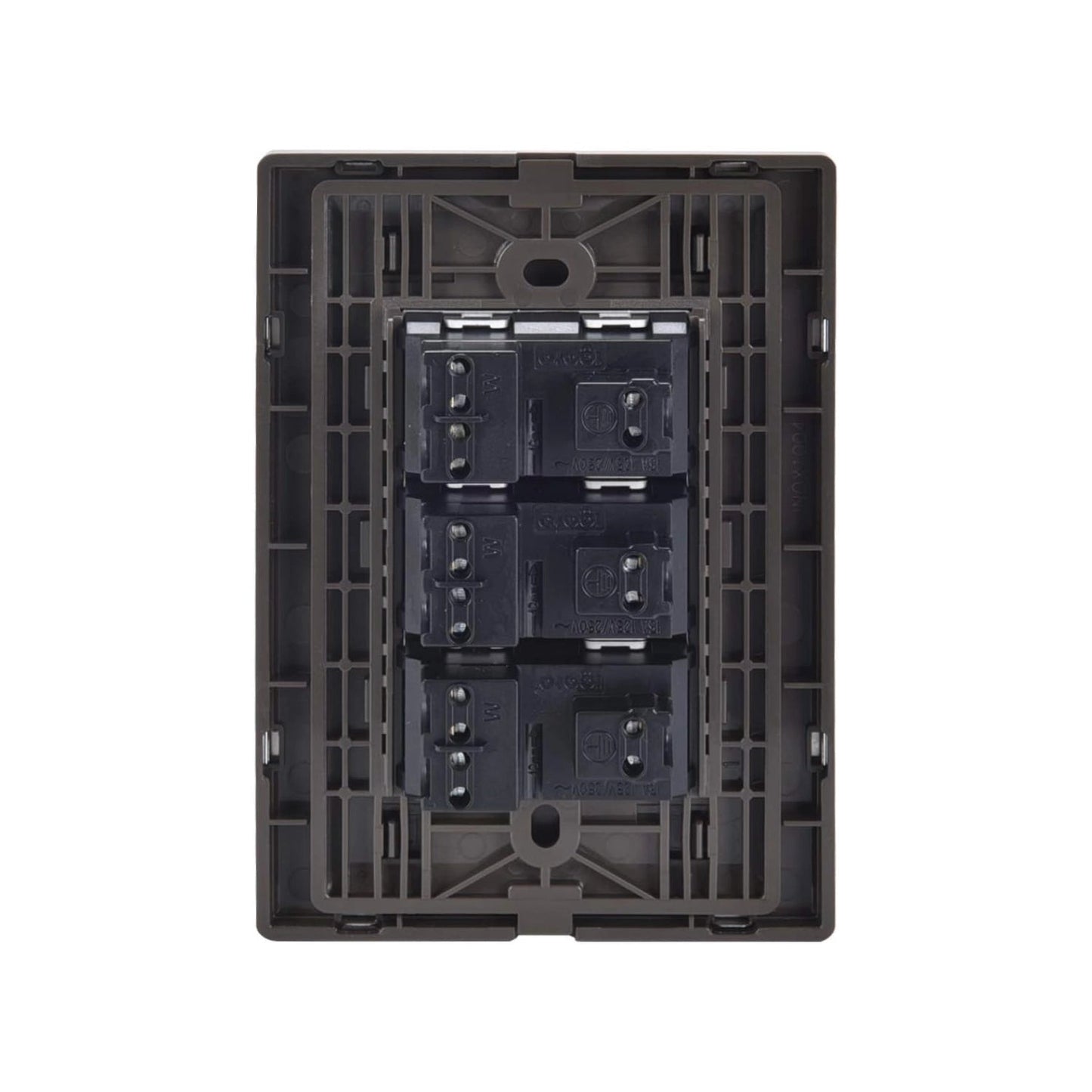 Vista trasera de placa eléctrica con 3 receptáculos, 16A 250V, marco de plástico oscuro para instalaciones.