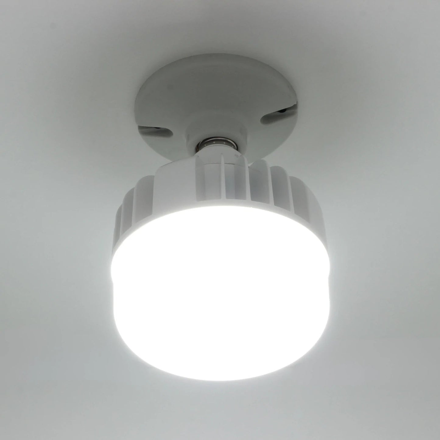 Foco LED blanco de luz fría potente, montado en techo. Iluminación brillante y eficiente para espacios amplios.