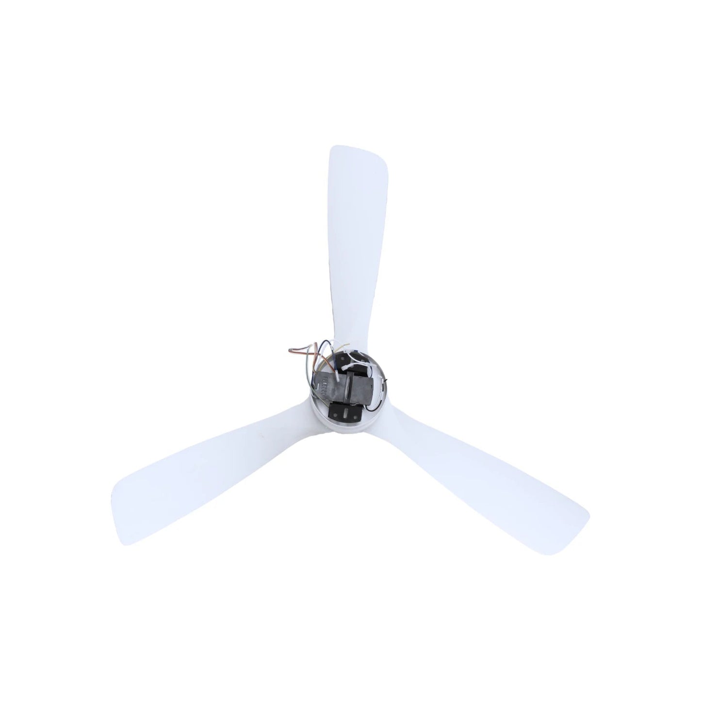 Ventilador de techo blanco con 3 aspas, mostrando el motor central y cableado. Ideal para refrigeración.
