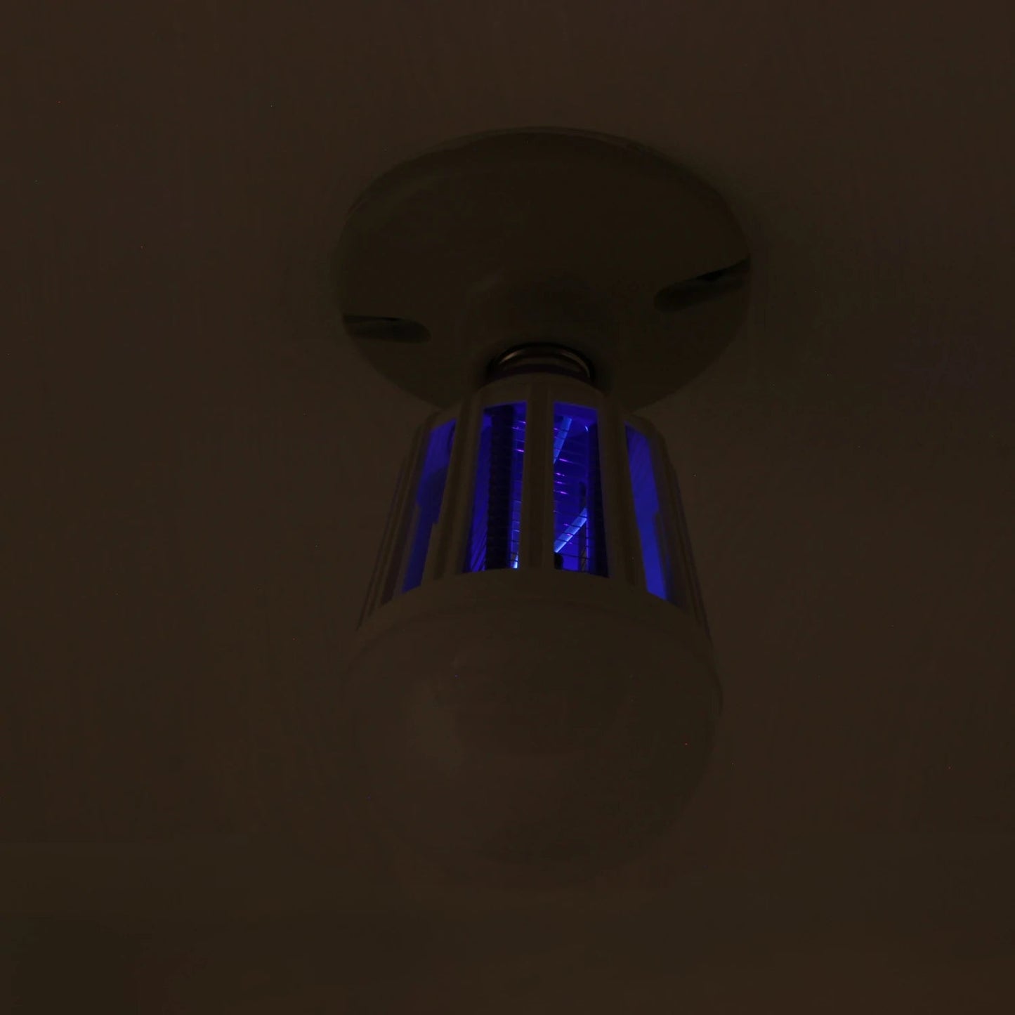 Foco LED mata insectos con luz azul brillante, montado en el techo, efectivo para atraer y eliminar mosquitos y plagas.