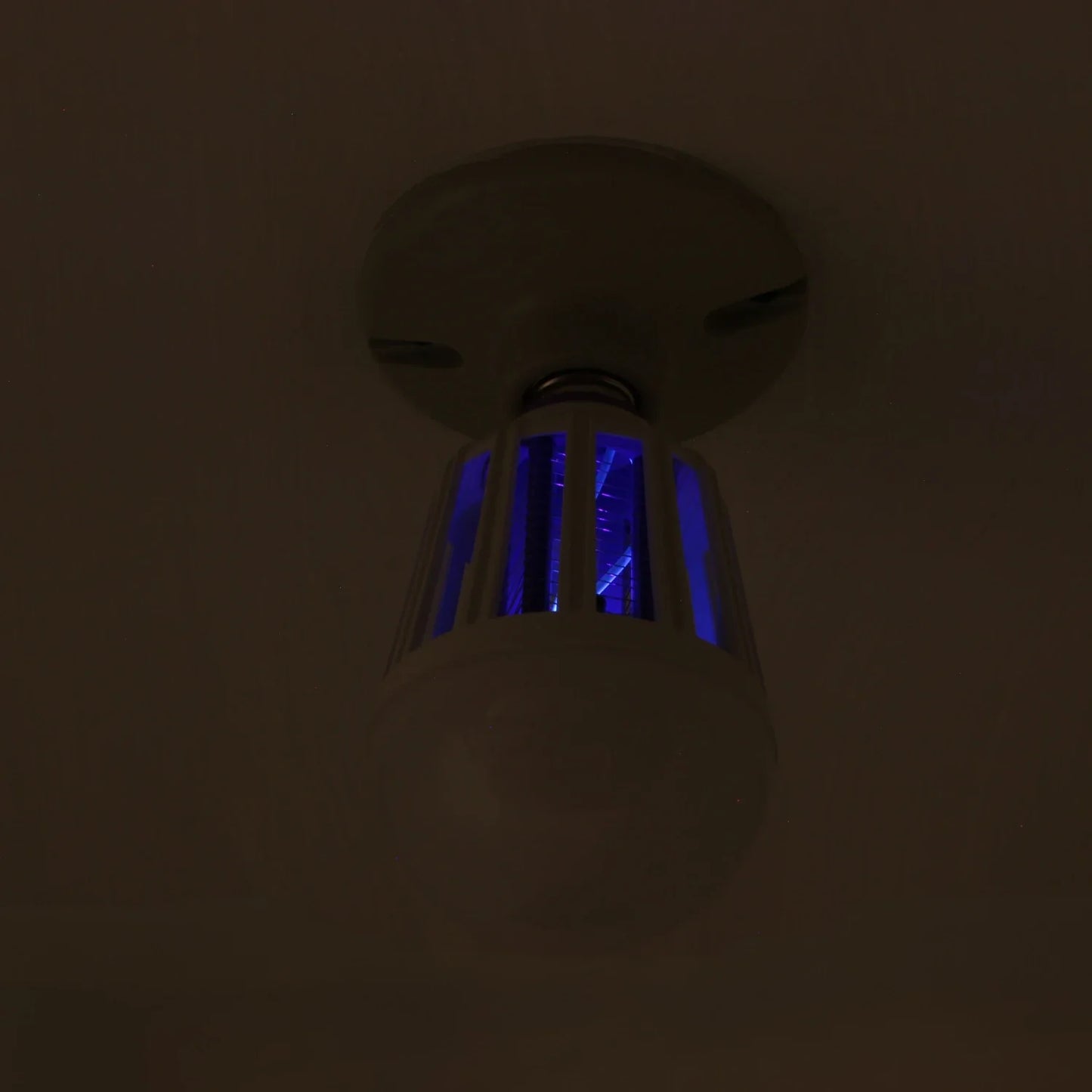 Foco led 15 W mata insectos Sanelec 1653