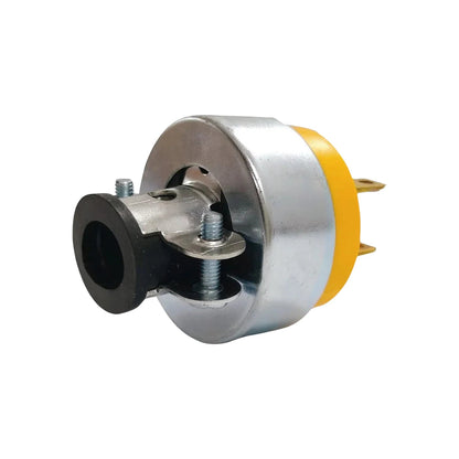 Clavija industrial metálica plateada de 3 pines con tierra, aro amarillo y entrada de cable negra para uso pesado.