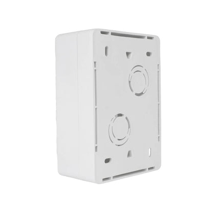 Caja de plástico universal blanca con troqueles de entrada de cable y puntos de montaje para instalaciones eléctricas.