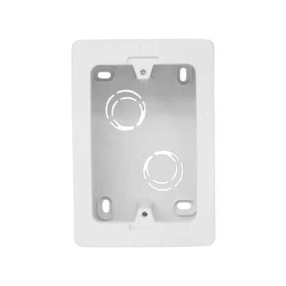Material: Termoplástico.,Cuenta con accesos posteriores para tubería de 1/2” o 3/4”,No propaga fuego.,Fácil instalación (tornillos no incluidos).,La caja universal, permite la instalación de placas de tomacorrientes e interruptores en hogares, oficinas, edificios, entre otros.,Medidas: 85 mm ancho x 122 mm alto x 49 mm profundo.
