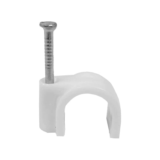 Grapa curva blanca para cable con clavo de acero, ideal para sujeción eléctrica en pared