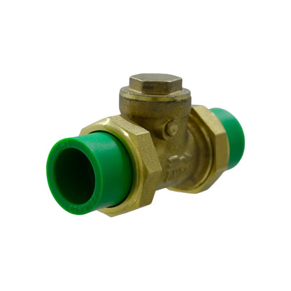 Válvula de retención check de latón con conexiones PPR verde para sistemas de fontanería y tuberías de agua.