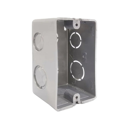 Fabricada de plástico.,Sobreponer universal.,Plástico auto extinguible.,Chiqueadores 1/2" y 3/4"