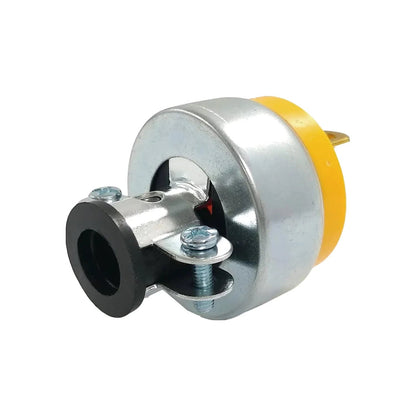 Clavija industrial eléctrica metálica para uso rudo, conector macho con carcasa amarilla y entrada de cable negra.