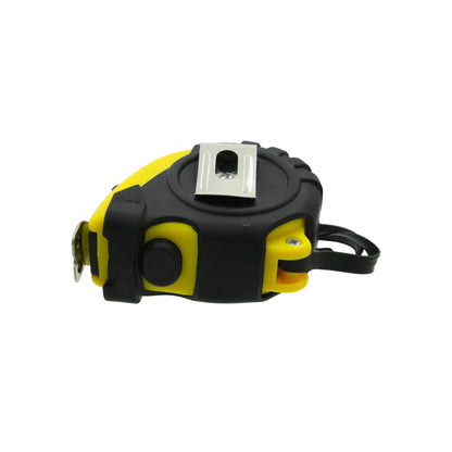 Flexómetro retráctil amarillo y negro con clip metálico y correa, para medición en obra o bricolaje.