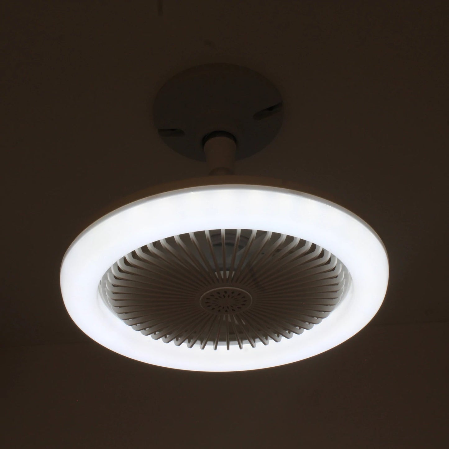 Lámpara ventilador de techo 30W blanca con aro LED, eficiente para climatización e iluminación moderna