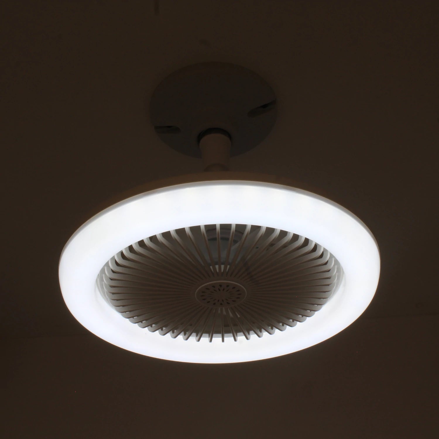 Lámpara ventilador de techo 30W blanca con aro LED, eficiente para climatización e iluminación moderna