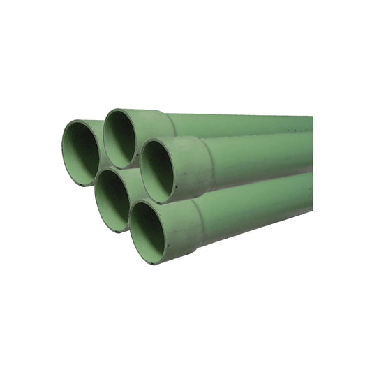 Tubos conduit PVC verdes apilados para instalaciones eléctricas y protección de cableado resistente.