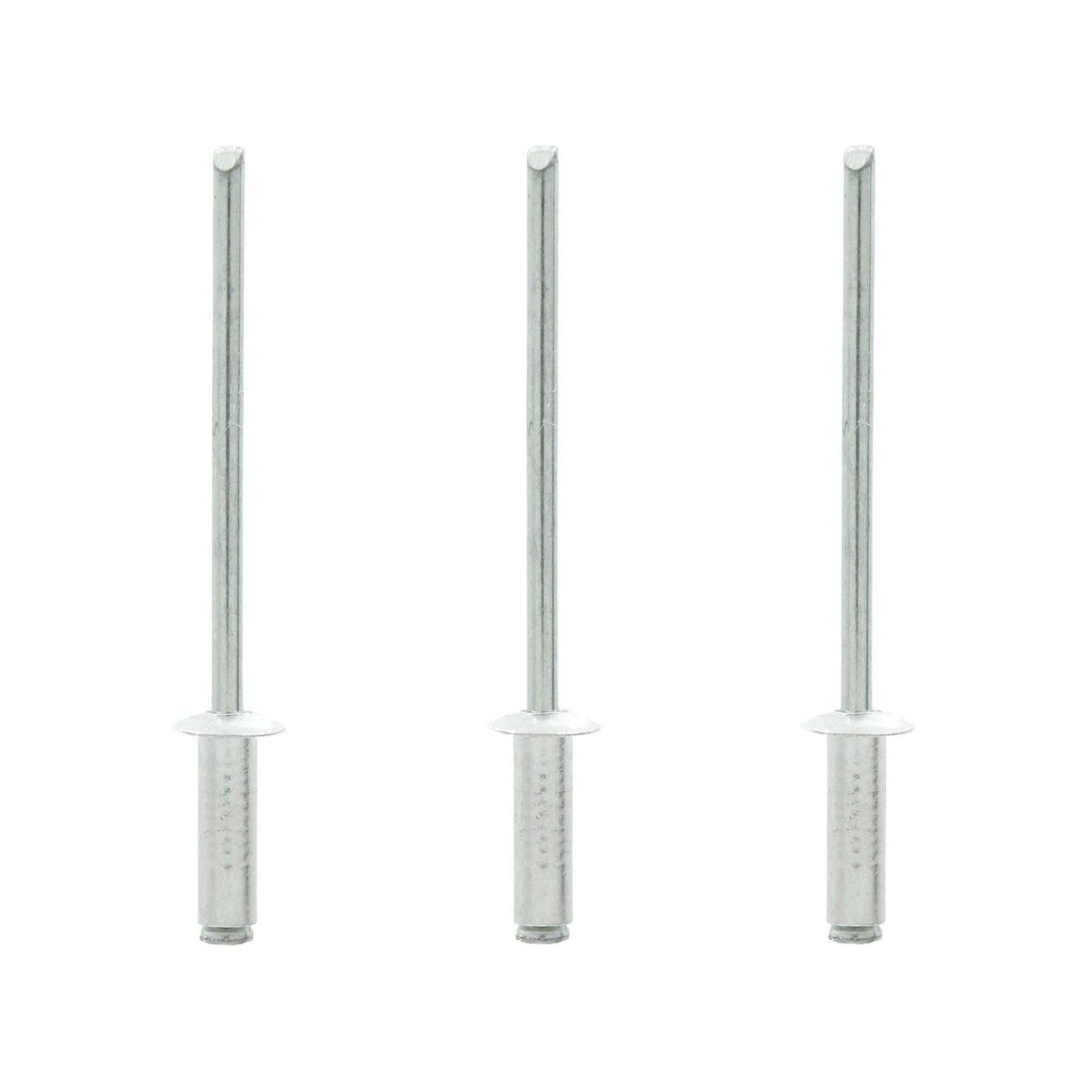 Tres remaches ciegos pop de aluminio plateados 5/32" (13mm) para fijación y unión.