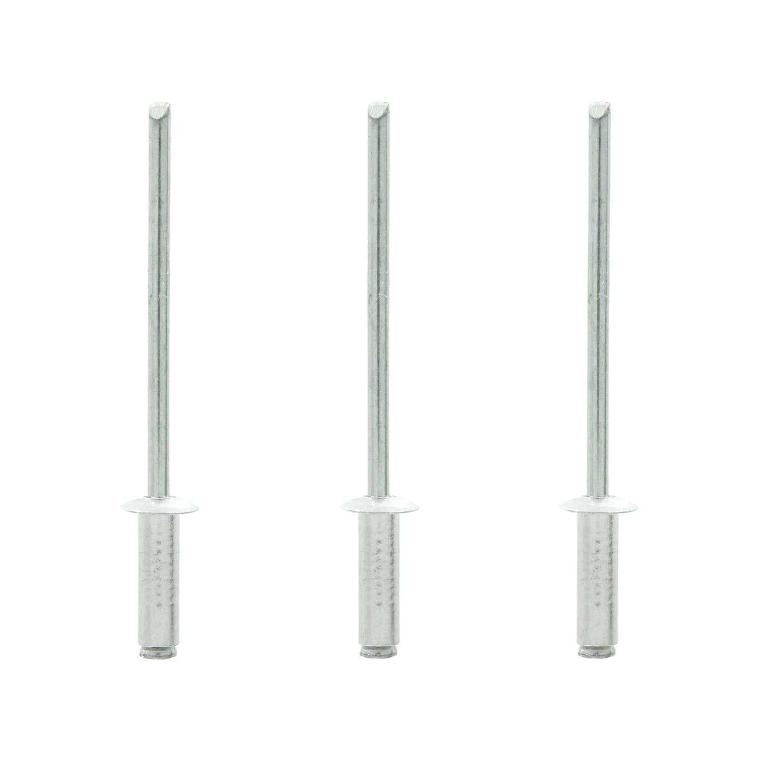 Tres remaches ciegos pop de aluminio plateados 5/32" (13mm) para fijación y unión.