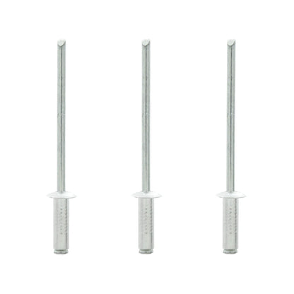 Tres remaches ciegos pop de aluminio plateados 5/32" (13mm) para fijación y unión.