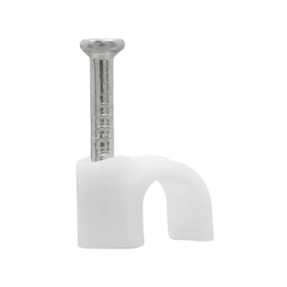 Grapa curva de plástico blanca con clavo metálico para sujetar cables de 5mm en pared