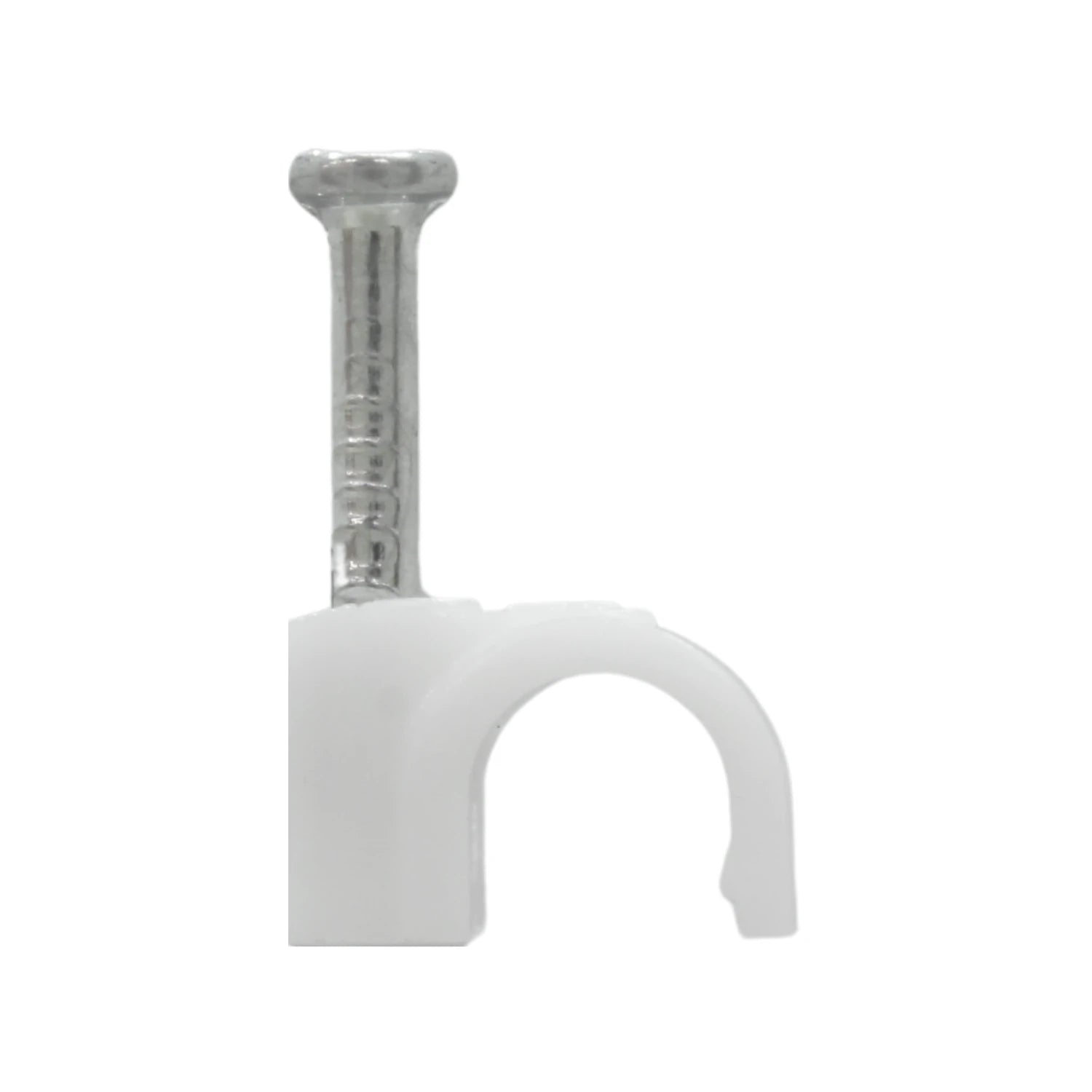 Grapa curva blanca con clavo preinstalado para fijar y organizar cables eléctricos