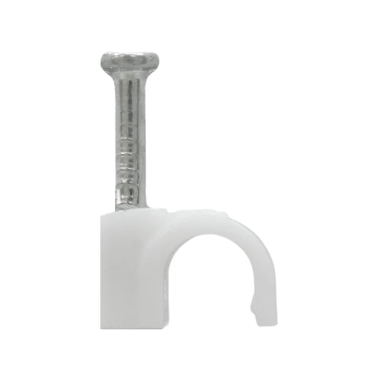 Grapa curva blanca con clavo preinstalado para fijar y organizar cables eléctricos