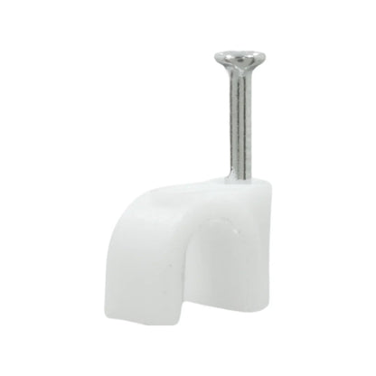 Grapa curva blanca de 6mm con clavo, ideal para fijación de cables eléctricos