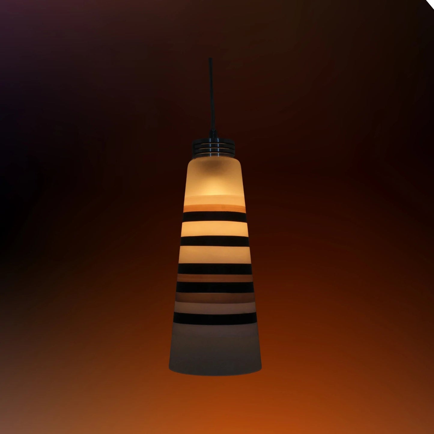 Candil colgante Adir Malaia con pantalla cónica de vidrio esmerilado, rayas horizontales oscuras y beige