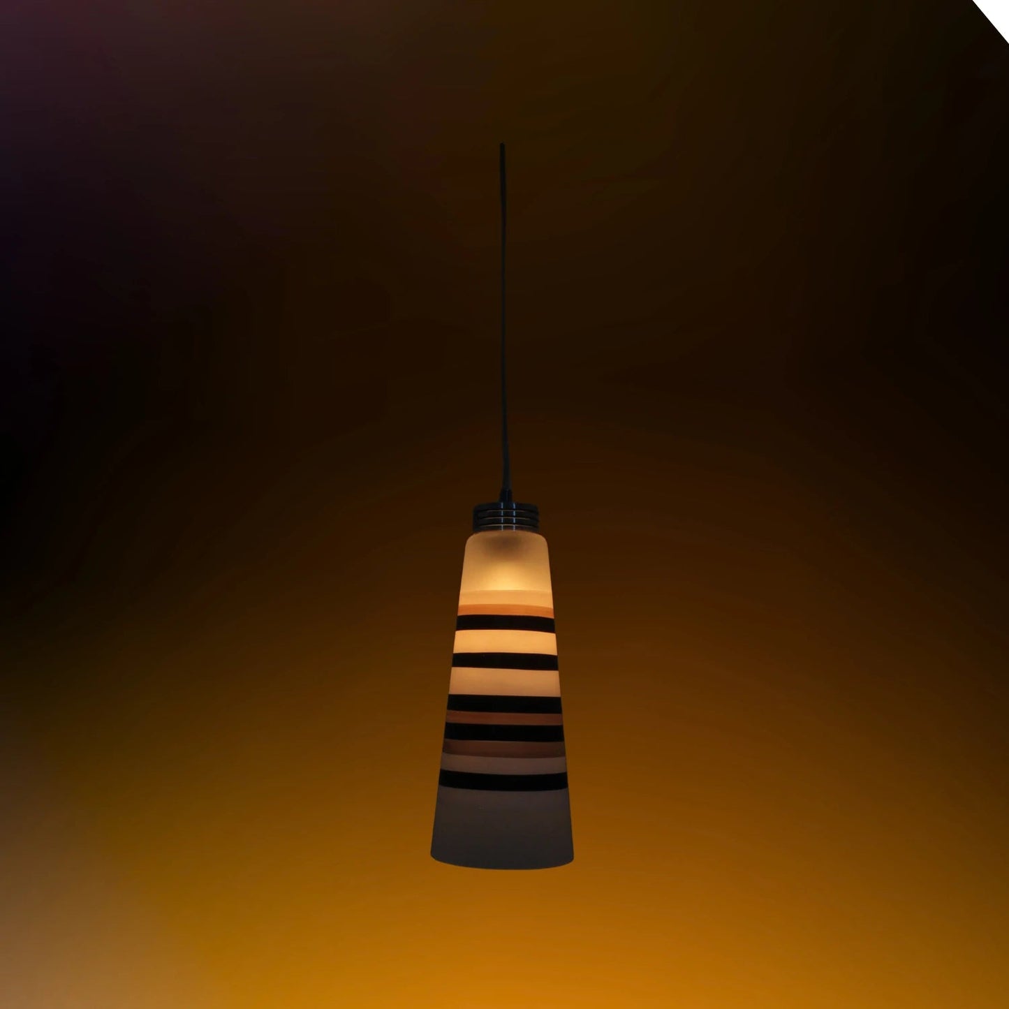 Candil colgante de diseño moderno con rayas horizontales blancas, café y negras, luz cálida para interior