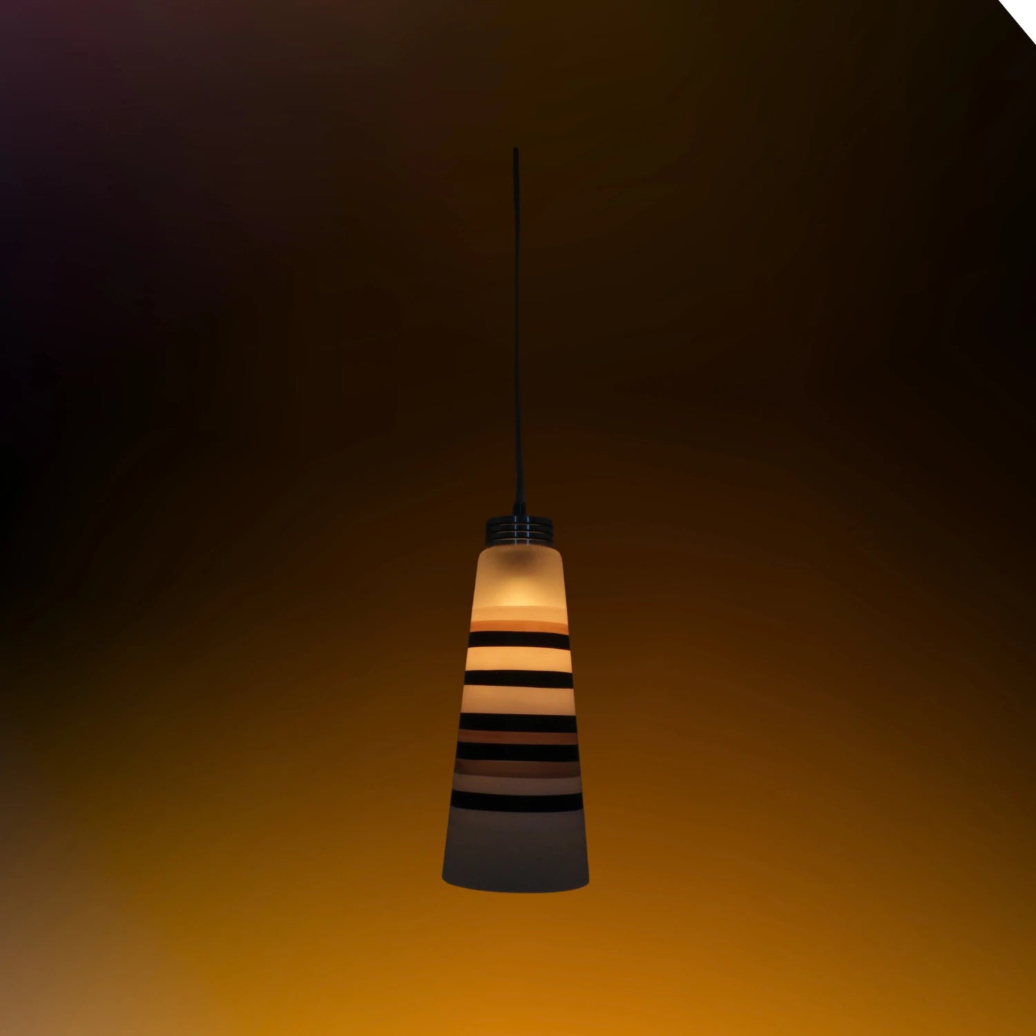 Candil colgante de diseño moderno con rayas horizontales blancas, café y negras, luz cálida para interior