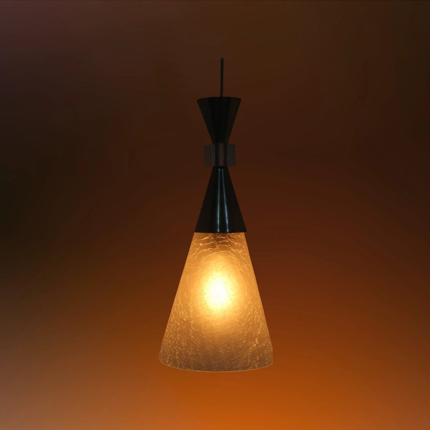 Candil colgante moderno con cuerpo negro, pantalla de vidrio texturizado y luz cálida decorativa