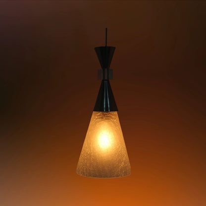 Candil colgante moderno con cuerpo negro, pantalla de vidrio texturizado y luz cálida decorativa