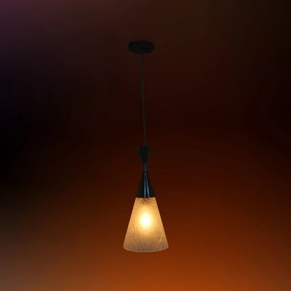 Candil colgante con pantalla de vidrio cónico texturizado, base negra y luz cálida para interior.