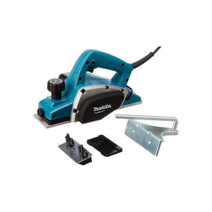 Cepillo eléctrico Makita turquesa con regulador de profundidad, base metálica y accesorios de guía para madera.