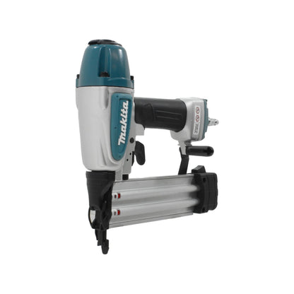 Clavadora neumática Makita plateada y turquesa, ideal para clavos de acabado y proyectos profesionales