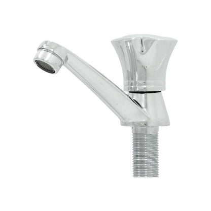 Llave individual para lavabo cromada brillante con manija superior de copa y aireador.