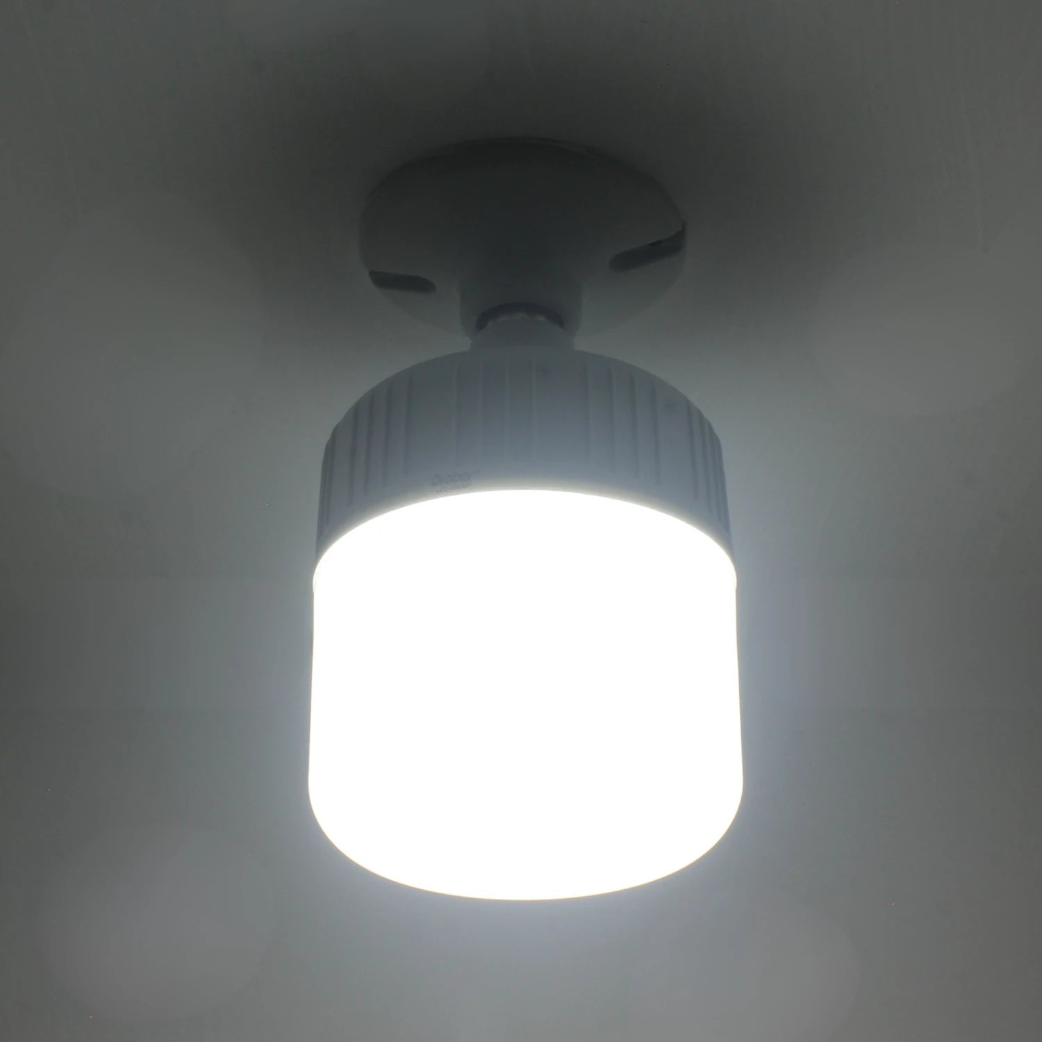 Lámpara LED recargable de emergencia tipo bulbo Orobar, luz blanca encendida en el techo.