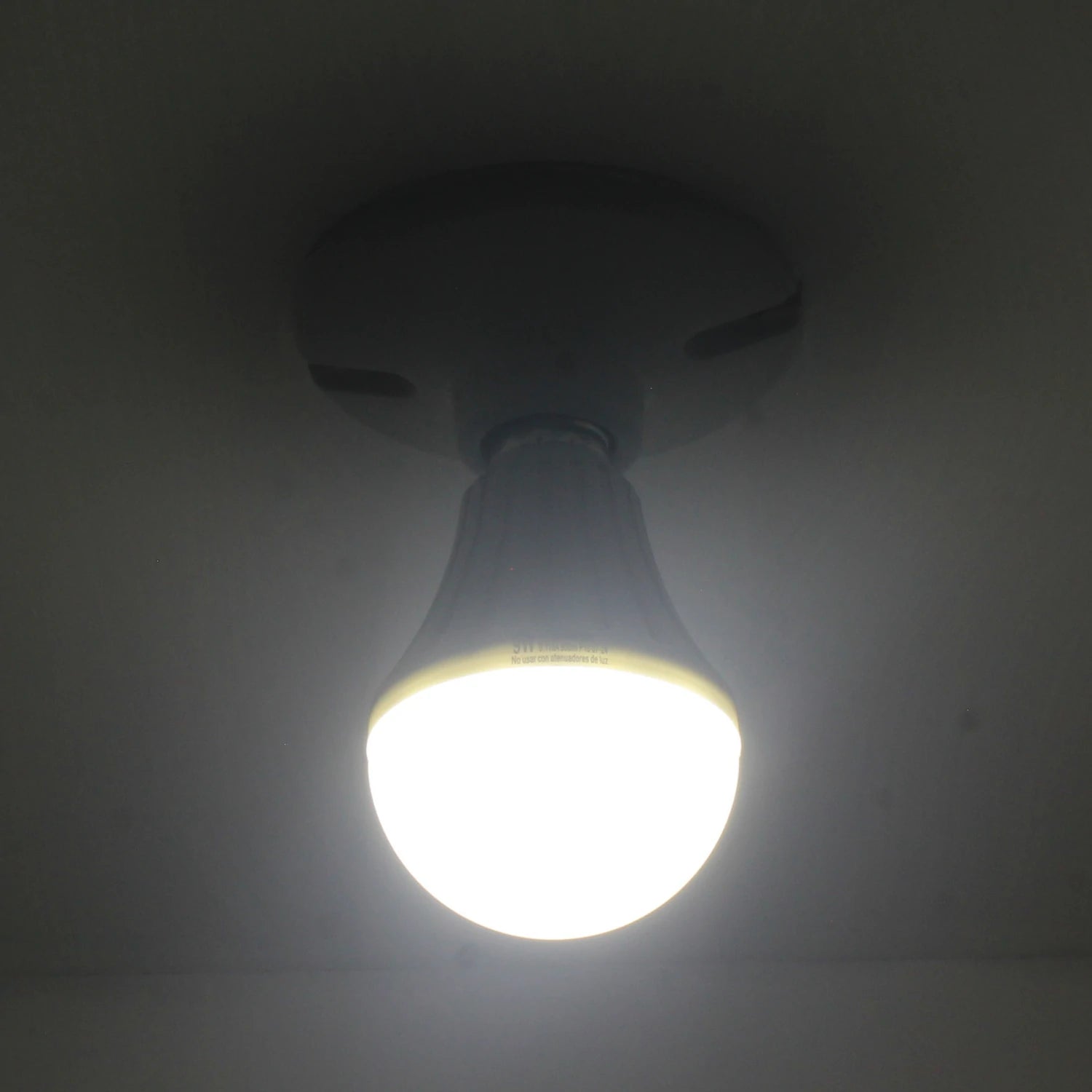 Foco bulbo LED 9W, luz blanca brillante no regulable, ideal para iluminación de techo y ahorro energético.