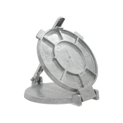 Prensa para tortillas Alfamex de aluminio fundido, abierta, con detalles de maíz y patrón griego, color plata.